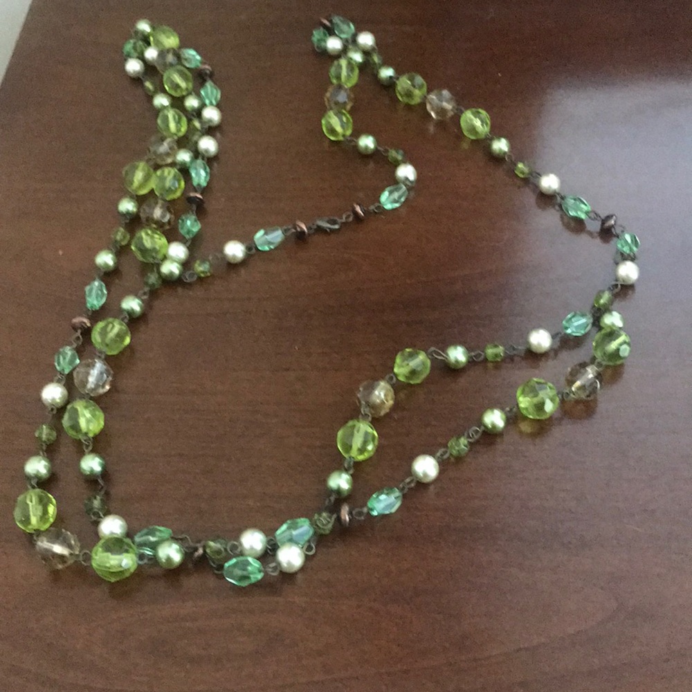 Beautiful green beaded necklace with pearl